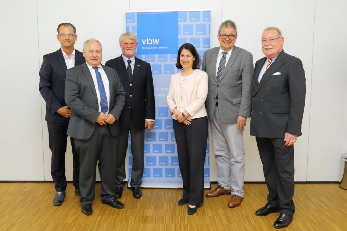 Podiumsdiskussion: Steuerpolitik für Wachstum und Chancen